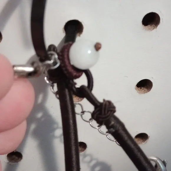 Elegant White Floral Pendant Necklace - Picture 2 of 3